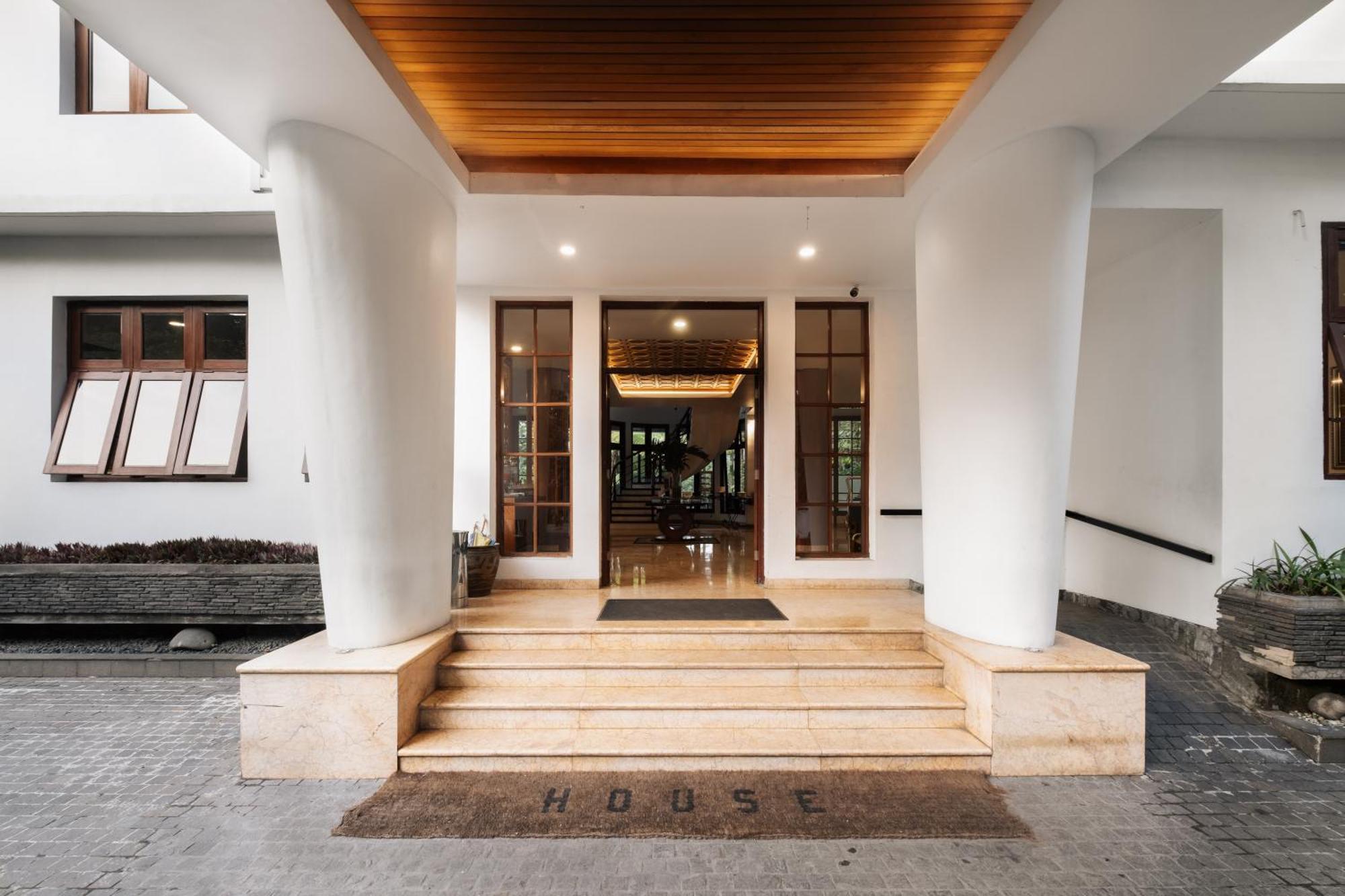 House Sangkuriang Hotel Bandung Exterior photo